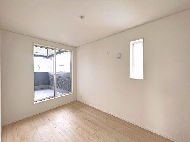 新築戸建・新築建売　南相馬市原町区南町第1　原町第二小・原町第一中の洋室|5帖の洋室はバルコニーに面しており大きな窓から日差しが入るので気持ちの良いプライベート空間です！