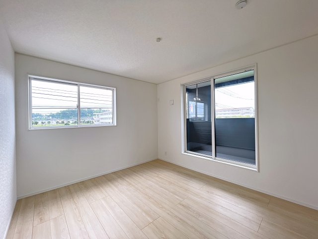 新築戸建・新築建売　南相馬市原町区南町第1　原町第二小・原町第一中の洋室|7.5帖の洋室は自然光が長時間入る2面採光で明るく気持ちの良いプライベート空間です！