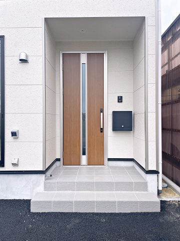 新築戸建・新築建売　南相馬市原町区南町第1　原町第二小・原町第一中の玄関|モニター付きインターホンで訪問者を確認できるので、防犯対策やプライバシー保護など安心です！
