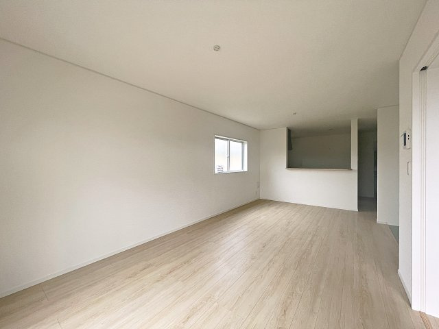 新築戸建・新築建売　南相馬市原町区南町第1　原町第二小・原町第一中の居間・リビング|太陽の日差しが気持ちの良いリビングは広々としているので家具を設置してもゆとりがあります！