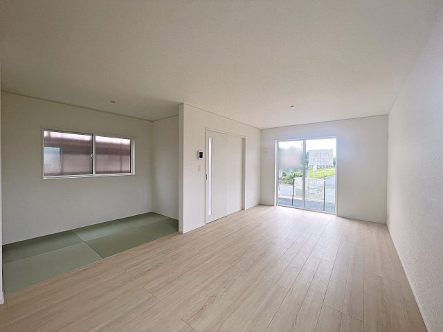 新築戸建・新築建売　南相馬市原町区南町第1　原町第二小・原町第一中の居間・リビング|大きな窓から日差しが入り明るいリビングはご家族皆さんの憩いの場です！