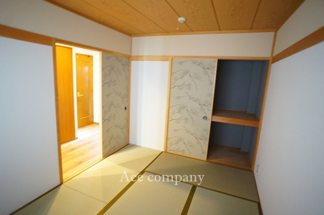 【内装】 | 東住吉区鷹合2丁目 | 【1階：和室6帖】押し入れ完備です♪