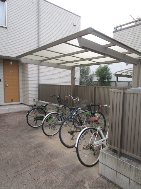 ソミュール経堂のその他共用部分|屋根付きの自転車駐輪場