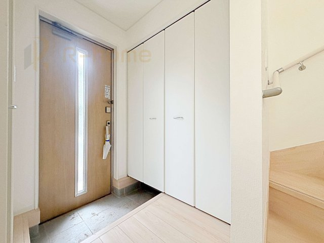 つくばみらい市小絹第4　新築戸建て　3号棟の玄関|気持ちよくご家族やゲストを送迎できる穏やかな雰囲気の玄関♪大きな下駄箱で玄関廻りスッキリ♪