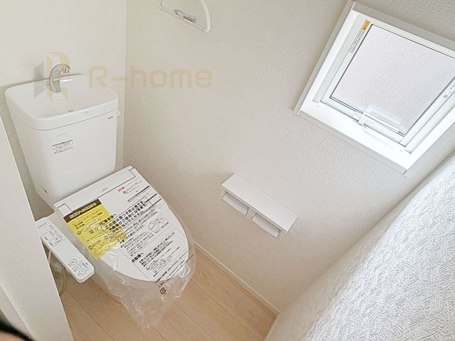 つくばみらい市小絹第4　新築戸建て　3号棟のトイレ|温水洗浄便座付きのトイレ。
トイレが２ヵ所設置で朝の忙しい時間でも安心です。