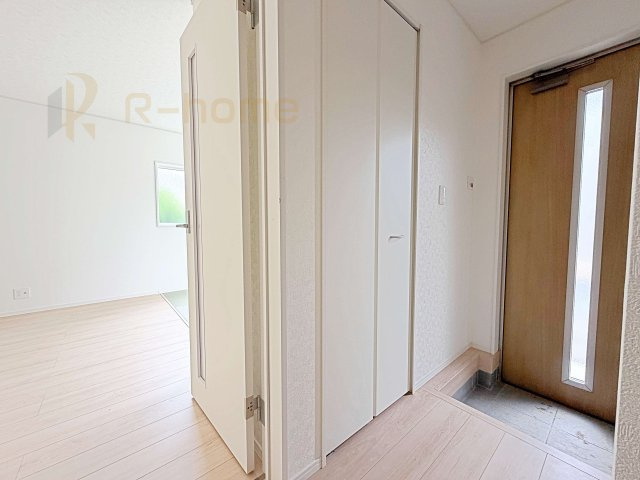 つくばみらい市小絹第4　新築戸建て　3号棟の収納|掃除用具などの収納に便利なホールクローゼット！