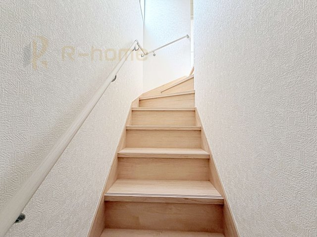 つくばみらい市小絹第4　新築戸建て　3号棟の内装|手すりのついた階段！小さなお子様の利用も一安心です♪