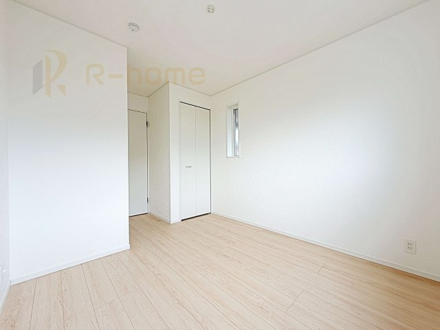 つくばみらい市小絹第4　新築戸建て　3号棟の洋室|どんな部屋家具も合わせやすいシンプルな洋室！
たっぷりの日差しと心地よい風が舞い込む住まい♪
