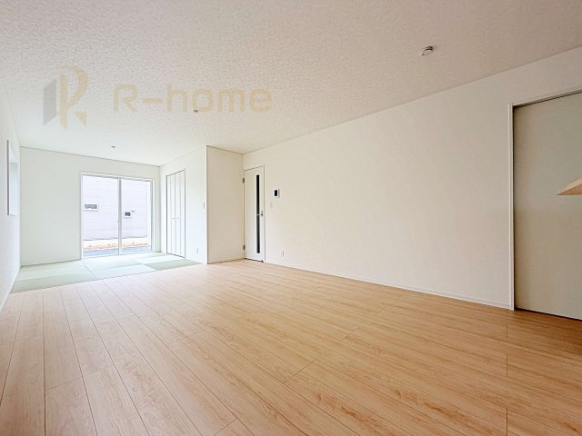 つくばみらい市小絹第4　新築戸建て　3号棟の居間・リビング|広々とした余裕のあるリビングです♪大きな窓からは自然光が届きます。