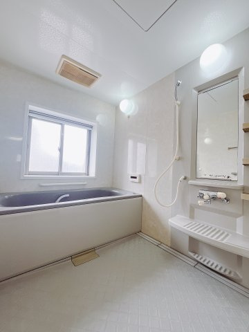 【中古戸建】高崎市末広町の浴室|■浴室｜デザイン性に優れた浴室♪1日の疲れを癒す、ゆったりとしたバスタイムをぜひお過ごしください(*＾＾*)大きな窓付きで嬉しい♪
