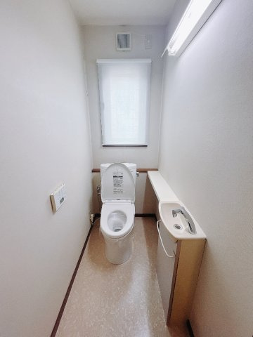 【中古戸建】高崎市末広町のトイレ|■トイレ｜2階、3階にもトイレをご用意しております♪窓付きなので常に換気もでき、綺麗保てます♪