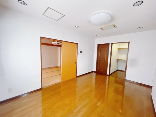 【中古戸建】高崎市末広町の寝室|■主寝室｜広い寝室ならインテリアも自由自在にお楽しみいただけます♪お外から帰ってきた後は寝室でゆっくり自分の時間をお過ごしください。