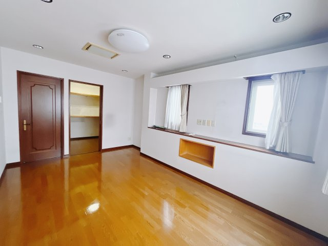 【中古戸建】高崎市末広町の寝室|■主寝室｜ダブルベッドを置いても充分な広さのお部屋に設けております。お子様と家族みんなで寝るのも夢じゃありません♪窓からは光が差し込むので日中でも明るいお部屋です。