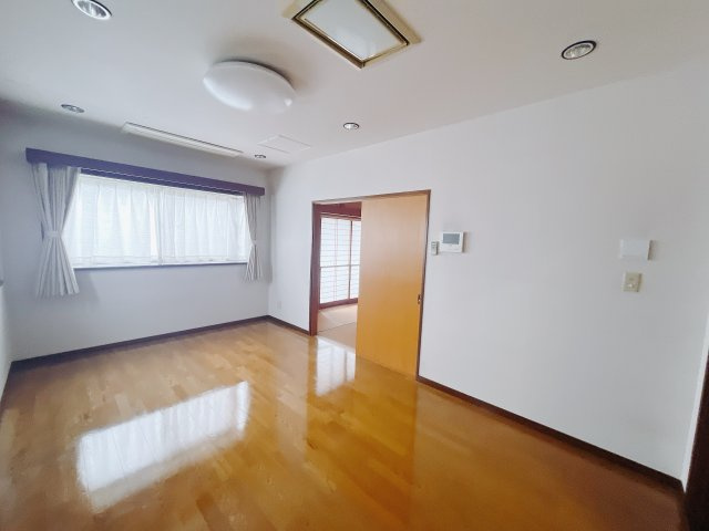 【中古戸建】高崎市末広町の寝室|■主寝室｜主寝室には大きな窓をご用意しています。日中はあたたかな日差し差し込み自分時間も充実できますね＾＾