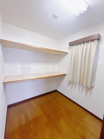 【中古戸建】高崎市末広町の収納|■WIC｜お洋服はもちろん、使う頻度の少ない家具や小物・場所を取りがちな旅行用のスーツケースなどもしまえます。また、厚手のコートをしまっても充分な広さを堪能できるプランです♪