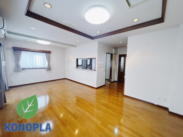 【中古戸建】高崎市末広町の居間・リビング|■リビング｜窓から射し込む陽射しが縦横に広がり、あたたかな空間が形づくられています。ここはご家族の笑顔集まる憩いの空間です( ＾＾ )