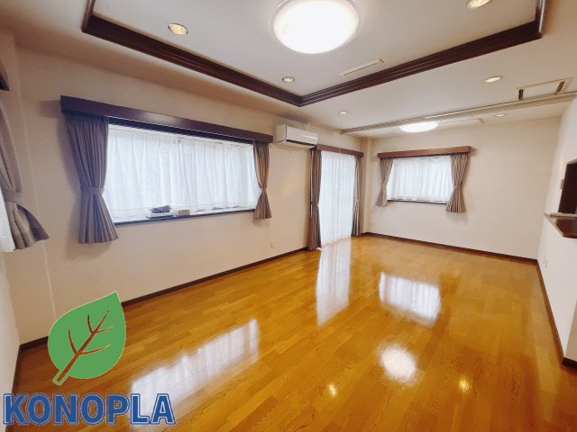 【中古戸建】高崎市末広町の居間・リビング|■リビング｜家族でゆったりくつろげる、居心地の良いリビング♪賃貸と違って、テレビや音楽の音を気にしなくて良いことが嬉しいですね(*＾＾*)
