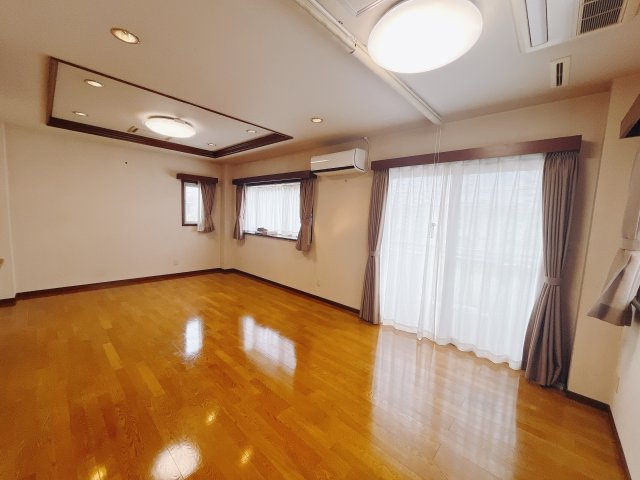 【中古戸建】高崎市末広町の居間・リビング|■リビング｜落ち着きのある表情を見せるリビングダイニング。太陽の光がたっぷり差し込むリビングは、自然とご家族が集まる居心地の良い空間です。