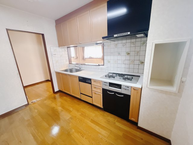 【中古戸建】高崎市末広町のキッチン|■キッチン｜作業がはかどる広々カウンタースペース。会話がはずむ「オープンキッチン」なので家族とのコミュニケーションも活発になります。