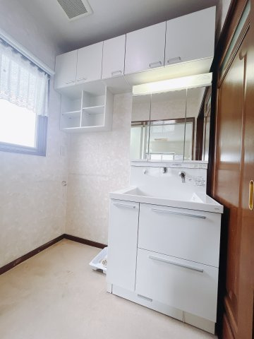 【中古戸建】高崎市末広町の独立洗面台|■洗面室｜ゆとりのある洗面脱衣室ではお子様と並んで歯磨きもできるので一緒に成長を楽しめます♪ひろびろとした洗面室で、朝の準備も楽しくなります☆.*