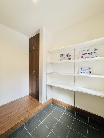 高崎石原町の収納|履物以外もたっぷり収納できるシューズインクローゼット♪