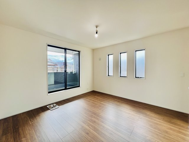 高崎石原町の洋室|8帖の洋室は、ゆとりのある空間♪
２WIC付き◎