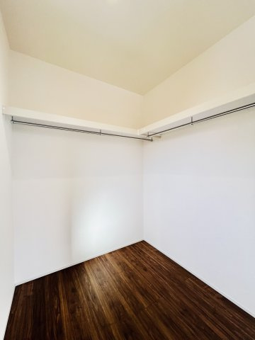 高崎石原町の収納|高さのある物もたっぷり収納可能なウォークインクローゼット♪