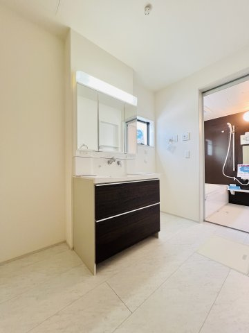 高崎石原町の独立洗面台|洗濯機を設置してもゆとりのある洗面脱衣所◎