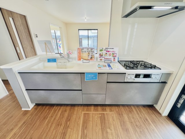 高崎石原町のキッチン|ご家族との会話も弾む対面キッチン◎