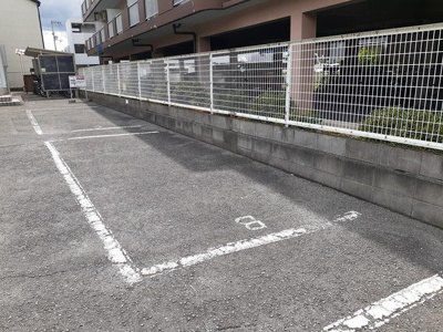 【駐車場】 | ヴィラサンライズ | 車をお持ちの方に嬉しい駐車場付きの物件です