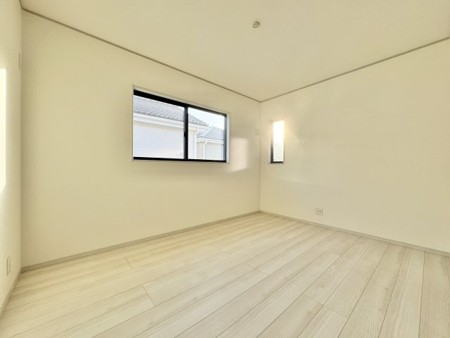 いろどりアイタウン浜松市中央区遠州浜2丁目　7号棟の洋室|階段上がって正面にある約6帖の洋室です。