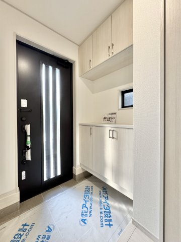 いろどりアイタウン浜松市中央区遠州浜2丁目　7号棟の玄関|収納スペースが豊富で、靴や日用品をすっきり整理できます！