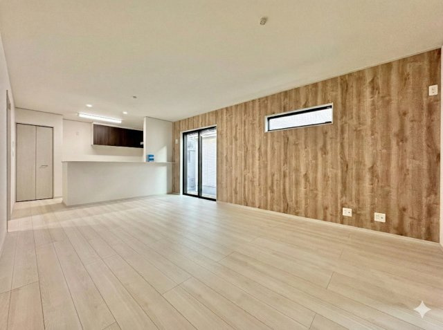 いろどりアイタウン浜松市中央区遠州浜2丁目　7号棟の居間・リビング|木目調のアクセントクロスが映える、温かみのあるリビングです♪