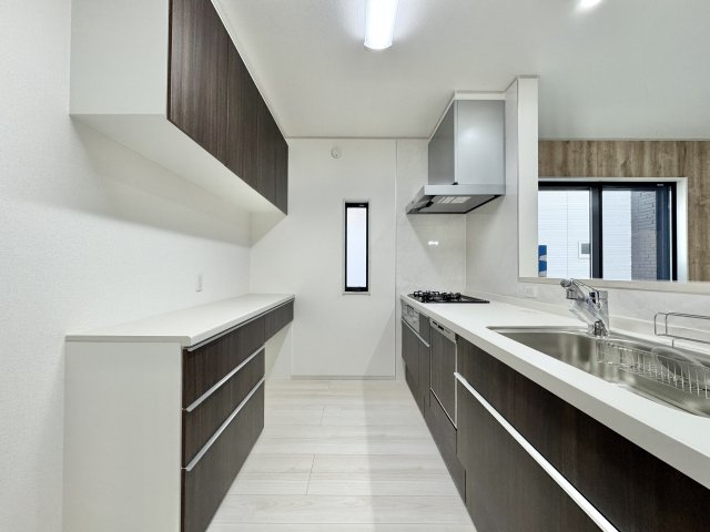 いろどりアイタウン浜松市中央区遠州浜2丁目　7号棟のキッチン|カップボードとパントリー付きで、食器や家電をすっきり収納できます♪