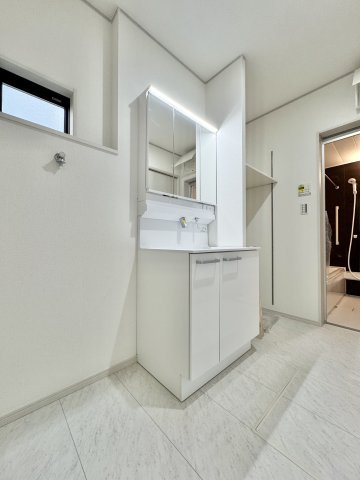 いろどりアイタウン浜松市中央区遠州浜2丁目　7号棟の独立洗面台|小さな窓があるため、明るい自然光が差し込みます！