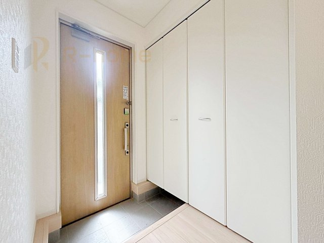 つくばみらい市小絹第4　新築戸建て　5号棟の玄関|気持ちよくご家族やゲストを送迎できる穏やかな雰囲気の玄関♪大きな下駄箱で玄関廻りスッキリ♪