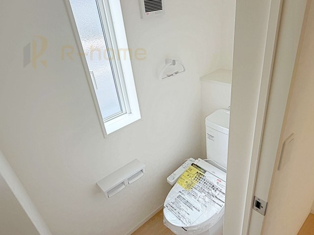 つくばみらい市小絹第4　新築戸建て　5号棟のトイレ|温水洗浄便座付きのトイレ。
トイレが２ヵ所設置で朝の忙しい時間でも安心です。