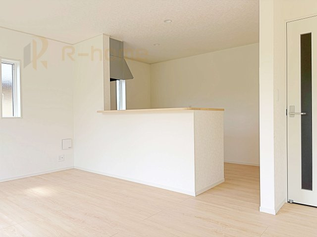 つくばみらい市小絹第4　新築戸建て　5号棟のキッチン|対面式で会話をしながら家事ができます♪
