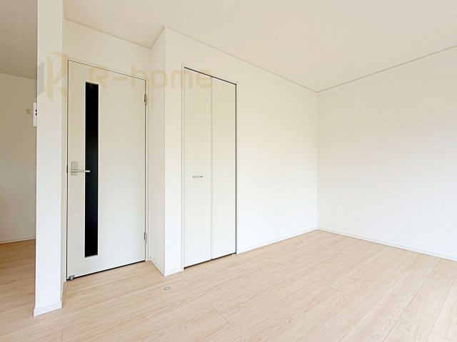 つくばみらい市小絹第4　新築戸建て　5号棟の収納|掃除道具などの収納に便利なリビング収納！共有スペースの収納はあると便利です！