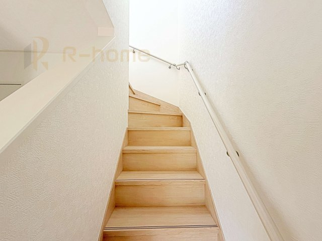 つくばみらい市小絹第4　新築戸建て　5号棟の内装|手すりのついた階段！小さなお子様の利用も一安心です♪