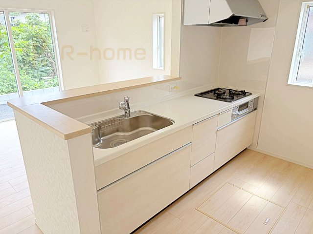 つくばみらい市小絹第4　新築戸建て　5号棟のキッチン|料理をしながら家族とコミュニケーションが取れる対面式システムキッチン。