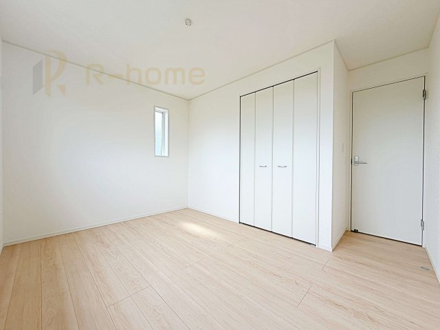 つくばみらい市小絹第4　新築戸建て　5号棟の洋室|どんな部屋家具も合わせやすいシンプルな洋室！
たっぷりの日差しと心地よい風が舞い込む住まい♪