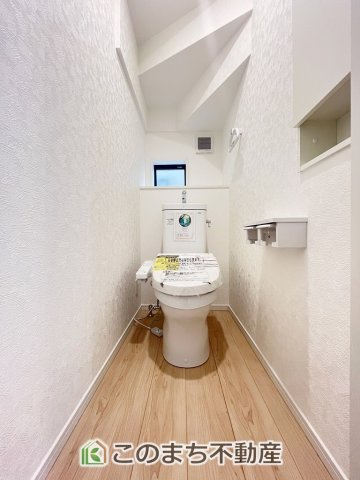 CRADLEGARDEN小山市喜沢第8のトイレ|小窓から換気ができて清潔なトイレスペース☆