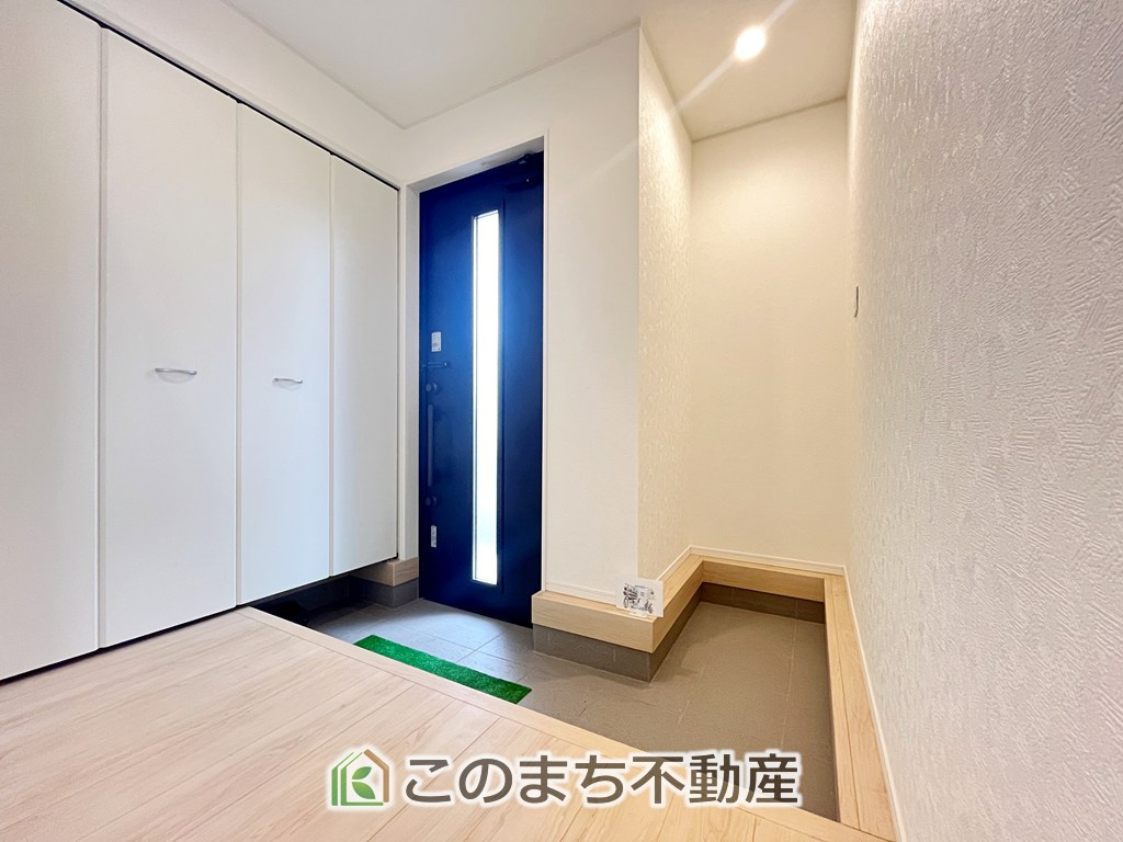 CRADLEGARDEN小山市喜沢第8の玄関|広々とした玄関スペース♪たくさんの靴を収納できる下駄箱もございます。