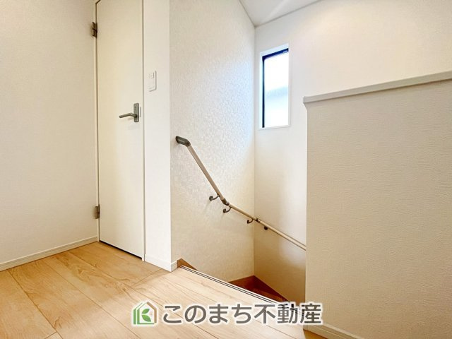 CRADLEGARDEN小山市喜沢第8の内装|手すり付きで小さなお子様にも安心の階段スペースです☆