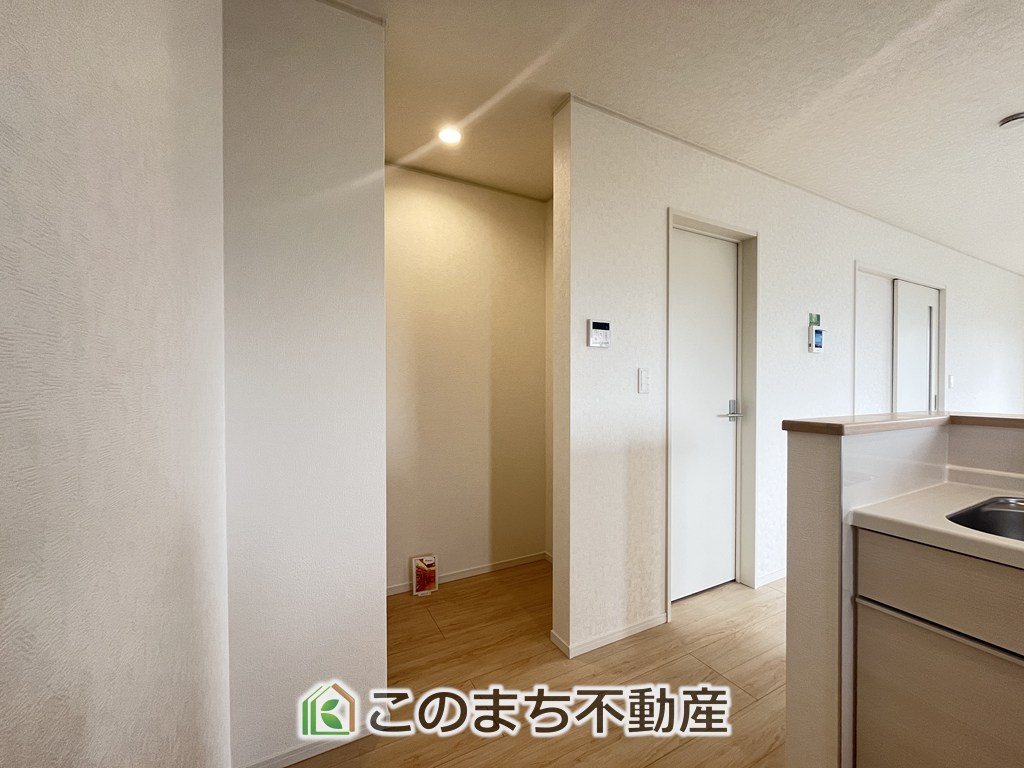 CRADLEGARDEN小山市喜沢第8の内装|手すり付きで小さなお子様にも安心の階段スペースです☆