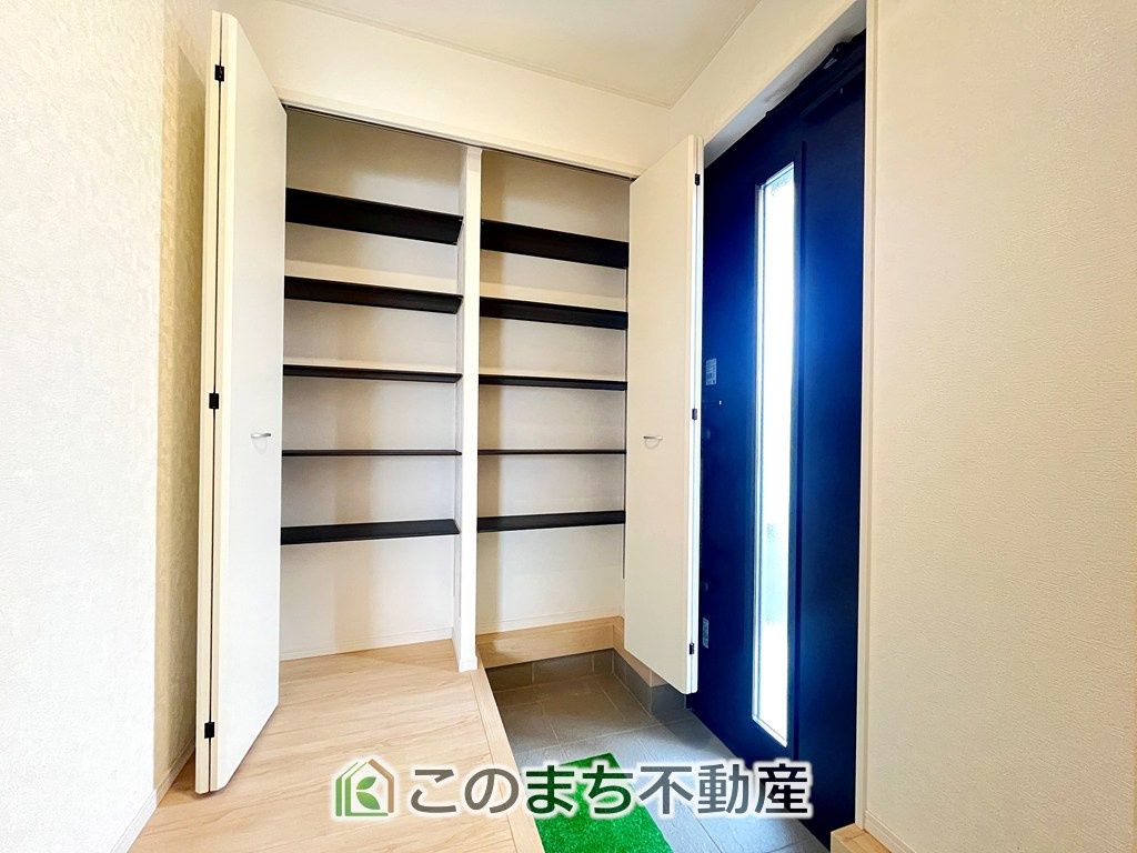 CRADLEGARDEN小山市喜沢第8の玄関|大きなシューズボックスを完備しております！玄関スペースを有効に活用できますね！