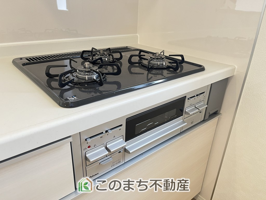 CRADLEGARDEN小山市喜沢第8のキッチン|三ツ口コンロ採用で、同時調理もスムーズ◎！お料理を並べられるカウンター付きで、配膳・片付けをサポート！リビングで過ごすご家族とコミュニケーションを楽しみながら作業可能です♪
