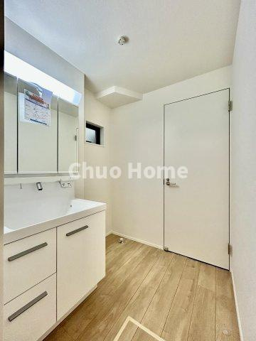 江戸川区北篠崎2丁目新築分譲住宅のランドリースペース|【ランドリースペース】担当者がスケールを持ち歩いておりますので、ご見学時には現在お使いの洗濯機などがきちんと収まるかなどもチェックして下さい。見学前に測っておくと非常に便利だと思います。
