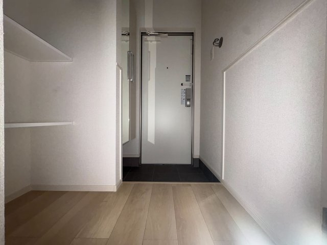 狛江市東和泉１丁目のアパートの玄関